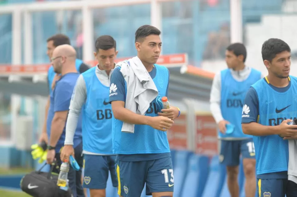 CON ALIENTO. Los padres de Oscar fueron a verlo ayer al estadio Monumental. la gaceta / foto de franco vera