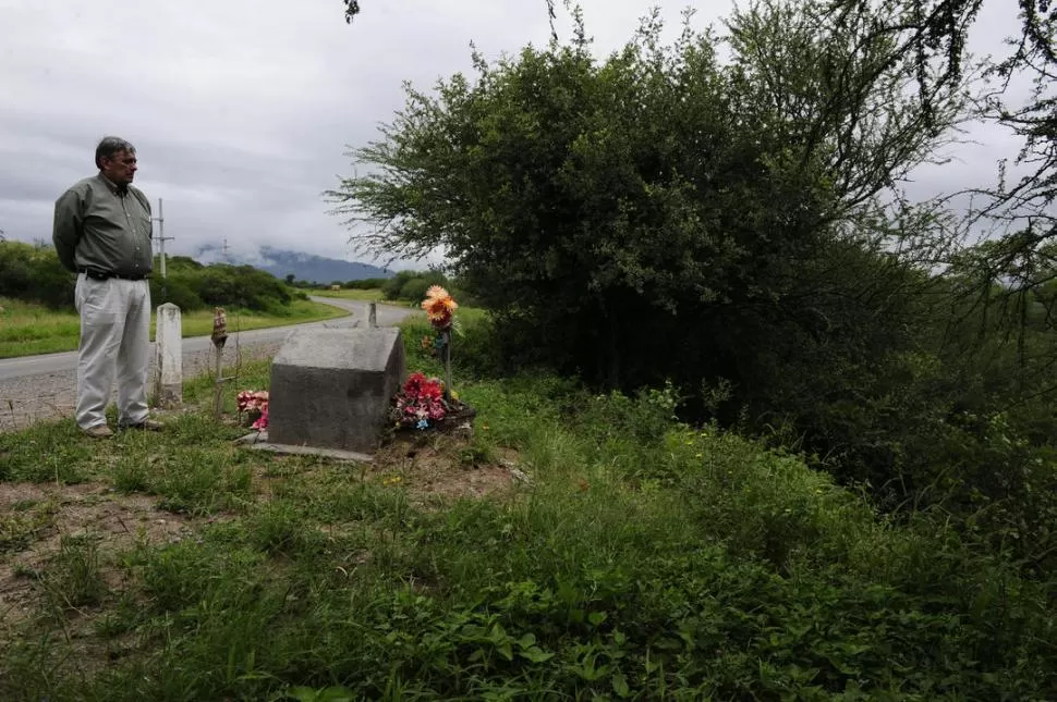 EN TAPIA. Alberto Lebbos, frente a la gruta que armaron vecinos de Tapia en el lugar en el que hallaron el cuerpo de  su hija. ARCHIVO LA GACETA / FOTOS DE JORGE OLMOS SGROSSO