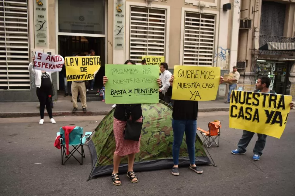 MÁS DE CINCO HORAS DE CORTE. Familias enteras se apostaron en la mañana de ayer frente a Vivienda. la gaceta / foto de inés quinteros orio 