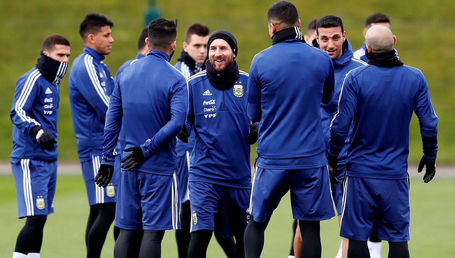 ENTRENAMIENTO. Messi y el resto de los jugadores charlan distendidos durante una práctica. REUTERS