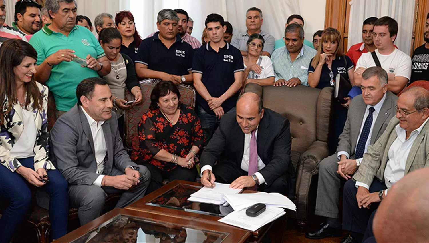 SELLADO. El gobernador Manzur le puso la firma al acuerdo salarial, acompañado por funcionarios y representantes sindicales. FOTO TOMADA DE COMUNICACIONTUCUMAN.GOB.AR