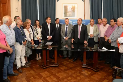 Los trabajadores estatales acordaron un aumento salarial del 17%