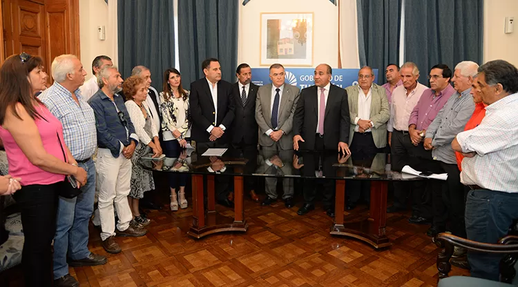 Juan Manzur con gremialistas. FOTO TOMADA DE comunicaciontucuman.gob.ar