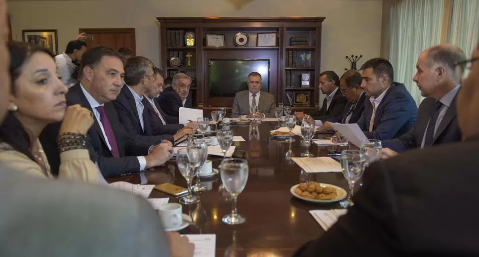 EN SALA DE PRESIDENCIA. Desde la cabecera, el vicegobernador Jaldo conduce la reunión de Labor Parlamentaria. prensa legislatura