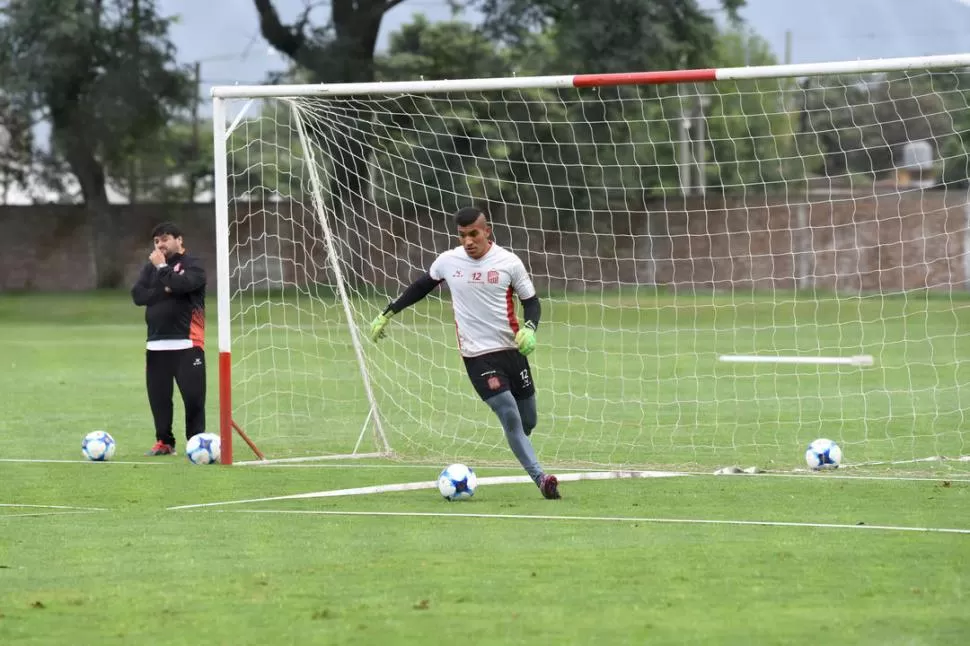 VIRTUD. La habilidad con los pies le permite a Ignacio Arce transformar una jugada peligrosa contra su equipo en una situación de gol para sus compañeros. la gaceta / foto de Analía Jaramillo