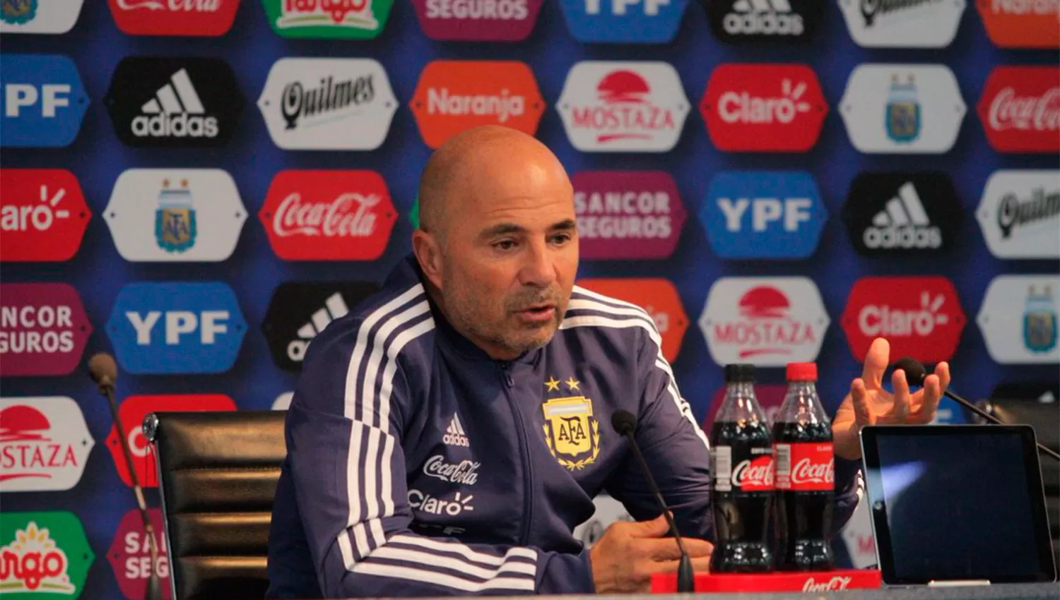 TOMÓ LA PALABRA. Sampaoli habló en conferencia de prensa en la antesala al partido con Italia. (@ARGENTINA)