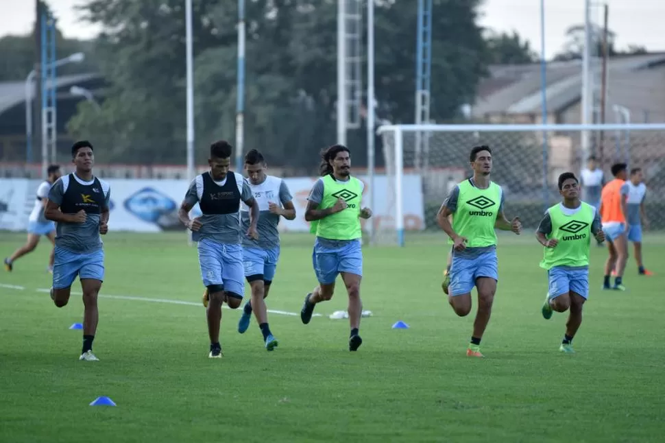 EN MOVIMIENTO. El plantel regresó ayer a los entrenamientos. Esa semana la dedicará a mejorar su juego táctico. la gaceta / foto de Inés Quinteros Orio