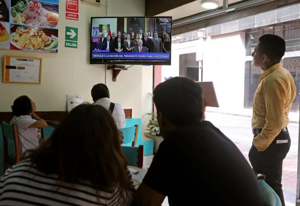 DISCURSO AL PAÍS. El gabinete renunció en solidaridad con el presidente. reuters