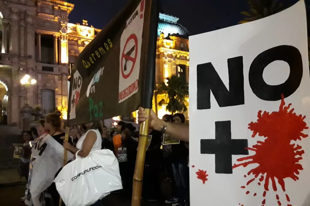 CARTELES. Los presentes en la marcha piden paz. LA GACETA / Diego Aráoz