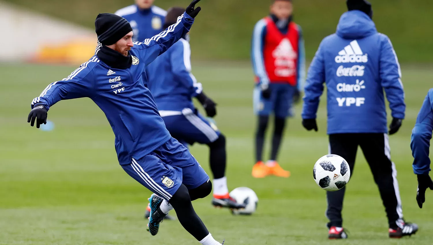 AUSENTE. Messi entrenó con el equipo pero no jugará ante Italia. (REUTERS)