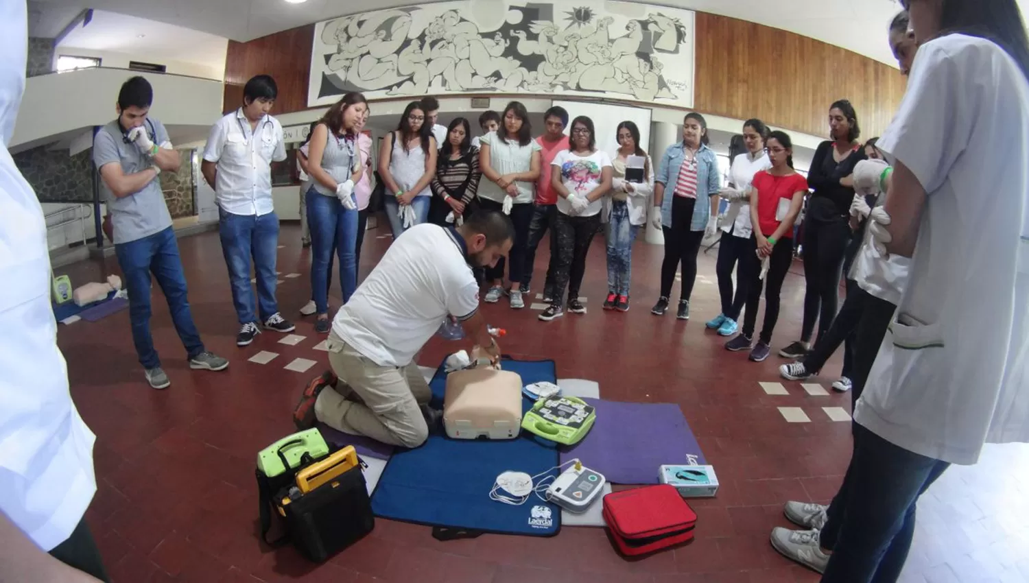 TÉCNICAS. Los estudiantes pudieron aprender temas como paro cardiorespiratorio, reanimación cardiopulmonar básica, manejo del shock en la urgencia y parto de urgencia. FOTO GENTILEZA SEBASTIÁN GANZBURG