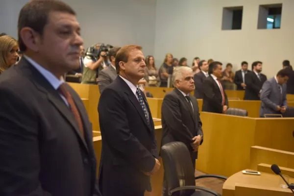 Tras las trompadas en el Concejo, proponen suspender a Loza