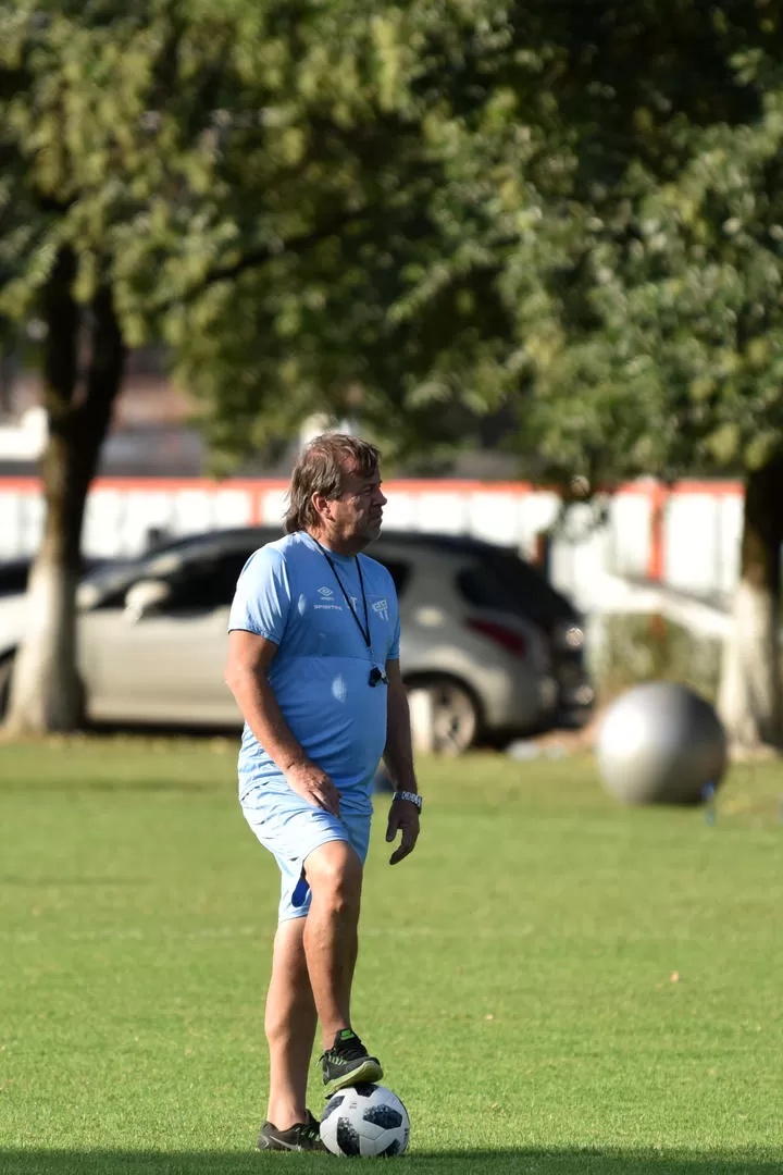 PENSATIVO. Zielinski pisa la pelota, durante el entrenamiento de Atlético. la gaceta / foto de Inés Quinteros Orio