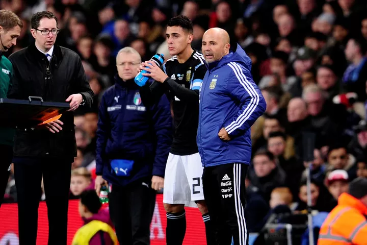 Sampaoli con Cristian Pavón. FOTO TOMADA DE CLARÍN.COM