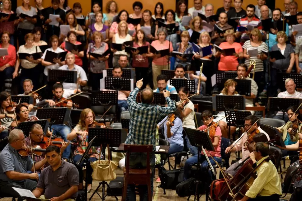 LA PREVIA. Buffo conduce el ensayo general de la Sinfónica, con todos los coros invitados al fondo. LA GACETA / FOTO DE ANALÍA JARAMILLO.-