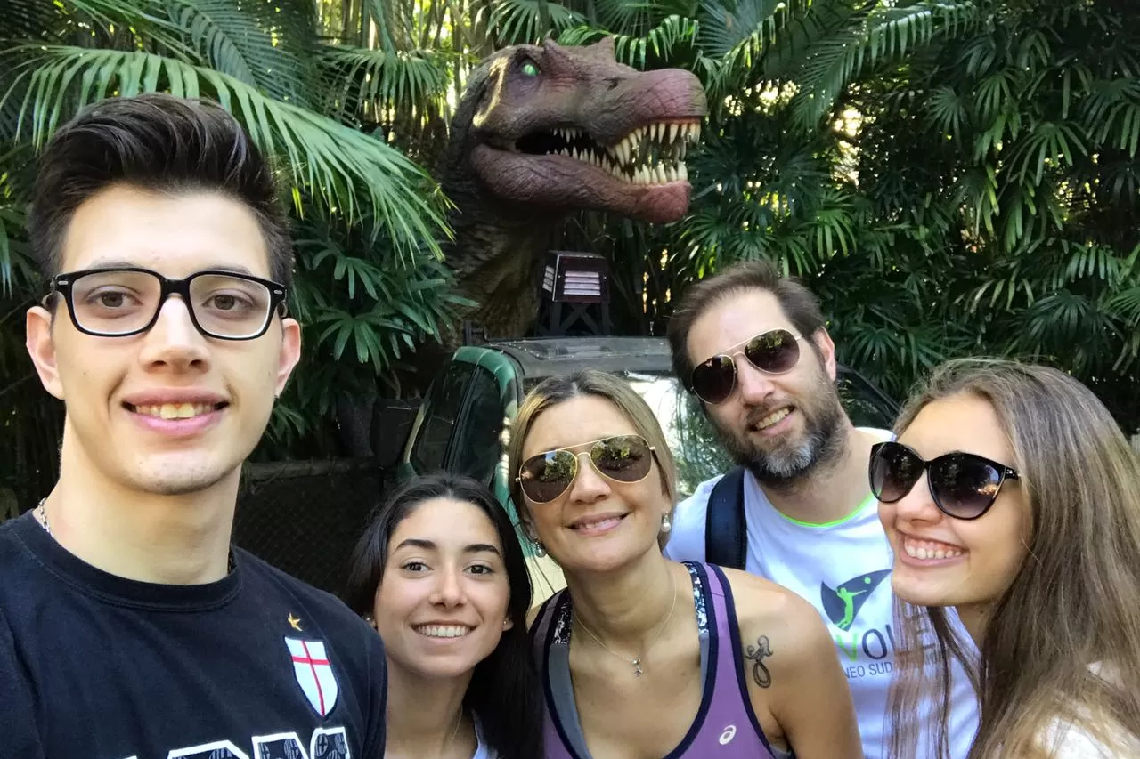 ALTA FAMILIA. Carolina junto a su esposo Pablo Cerisola, sus hijos Sofía y Pablo, y la novia de su hijo, María Gordillo.