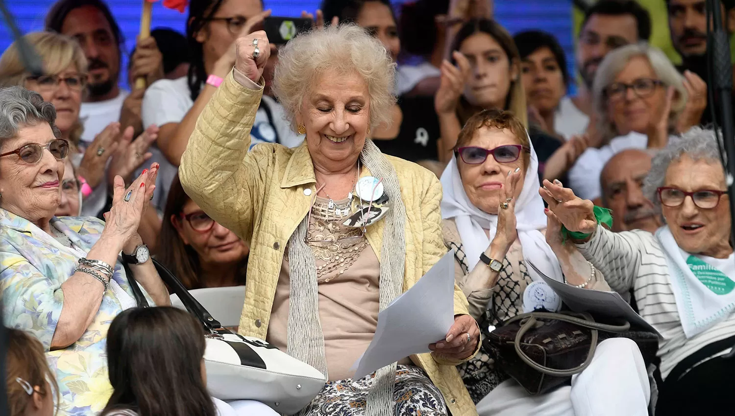 Carlotto en el escenario que se instaló en Plaza de Mayo. TÉLAM