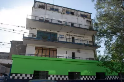 Lo atraparon por un robo, pero no había lugar en la comisaría: quedó detenido en una oficina