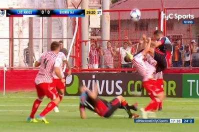 Video: un partido de la B Nacional terminó a los tiros después de una falta gravísima dentro de la cancha