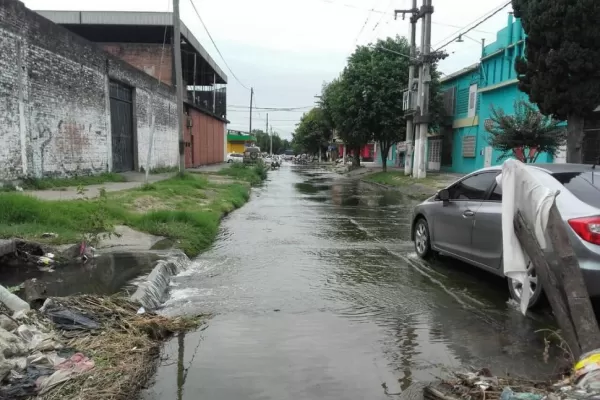 Un vertedero, un lago y un río, todo formado con desechos cloacales