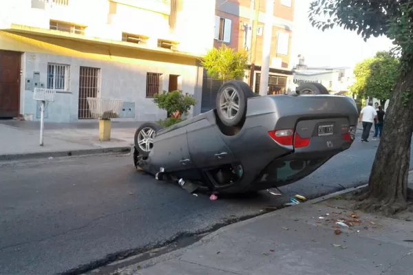 Dos autos volcaron en distintos accidentes en esta capital