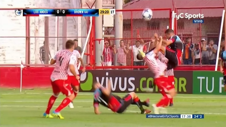 El jugador fue expulsado después de la jugada. (captura de video)