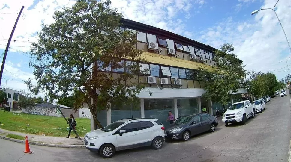 EL EDIFICIO CUESTIONADO. Fachada del local alquilado por el Poder Judicial para trasladar juzgados de Concepción. la gaceta / foto de osvaldo ripoll