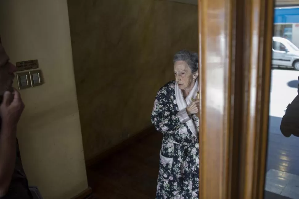 MUÑECAS AL 300. La anciana desconoce cómo ingresó el desconocido. la gaceta / FOTO DE JORGE OLMOS SGROSSO