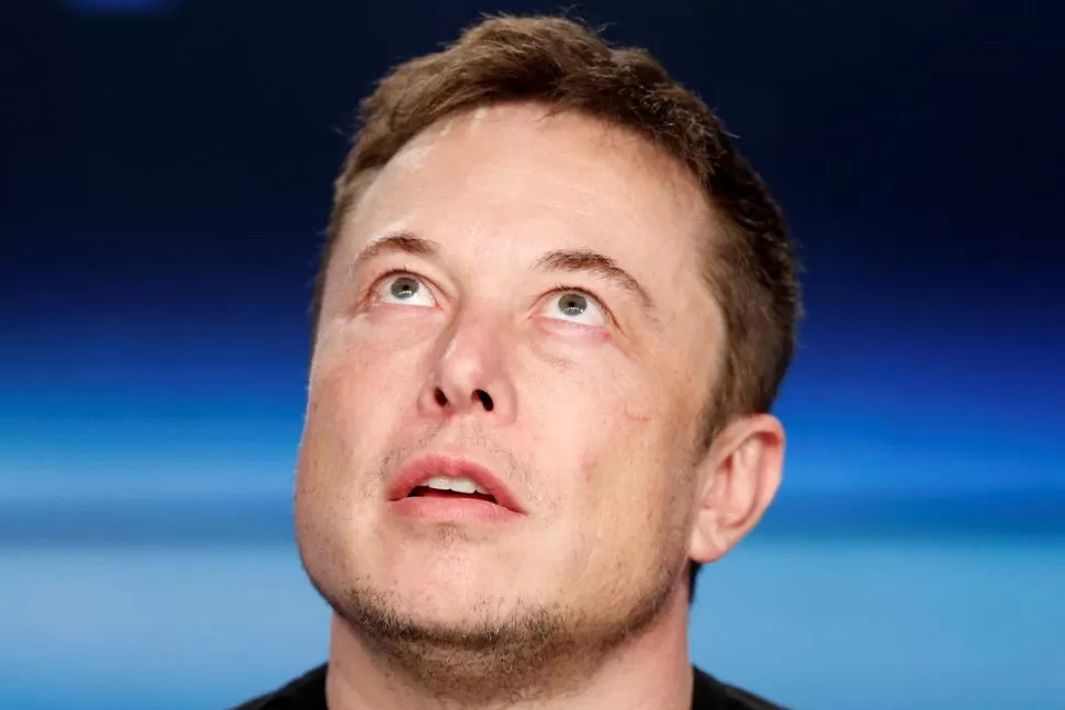 El sudafricano Elon Musk es el fundador y presidente de Tesla, la fabricante de coches eléctricos, y también el CEO de Space X. 