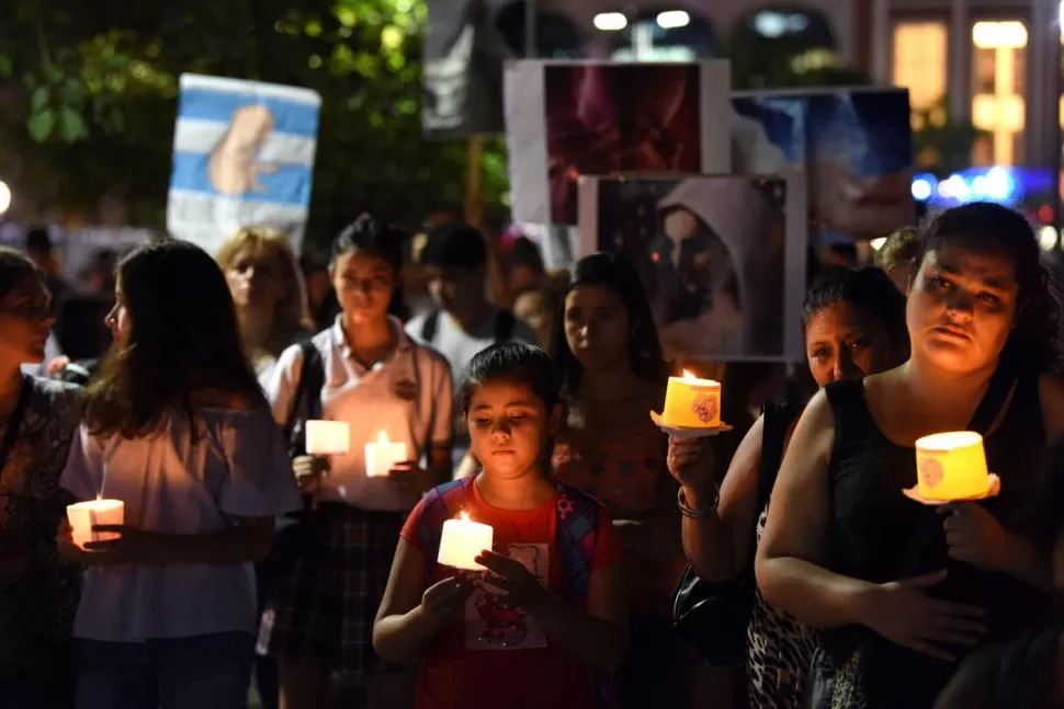 EN FAVOR DE LA VIDA. Niños, adolescentes y adultos participaron de la caravana que se realizó anoche.  la gaceta / foto de DIEGO ARAOZ