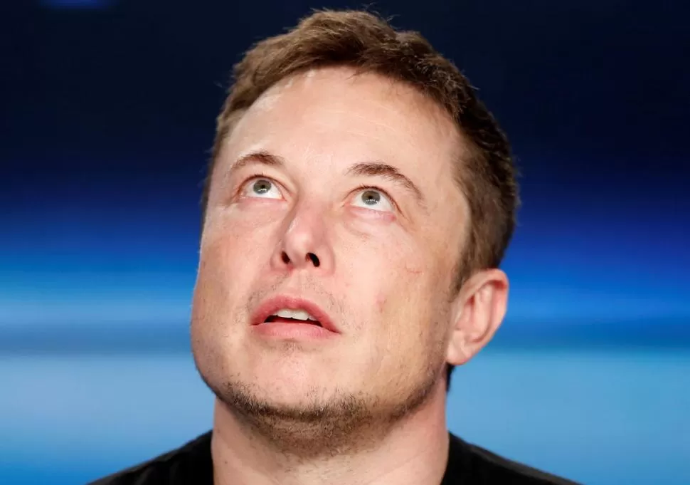 El sudafricano Elon Musk es el fundador y presidente de Tesla, la fabricante de coches eléctricos, y también el CEO de Space X. 