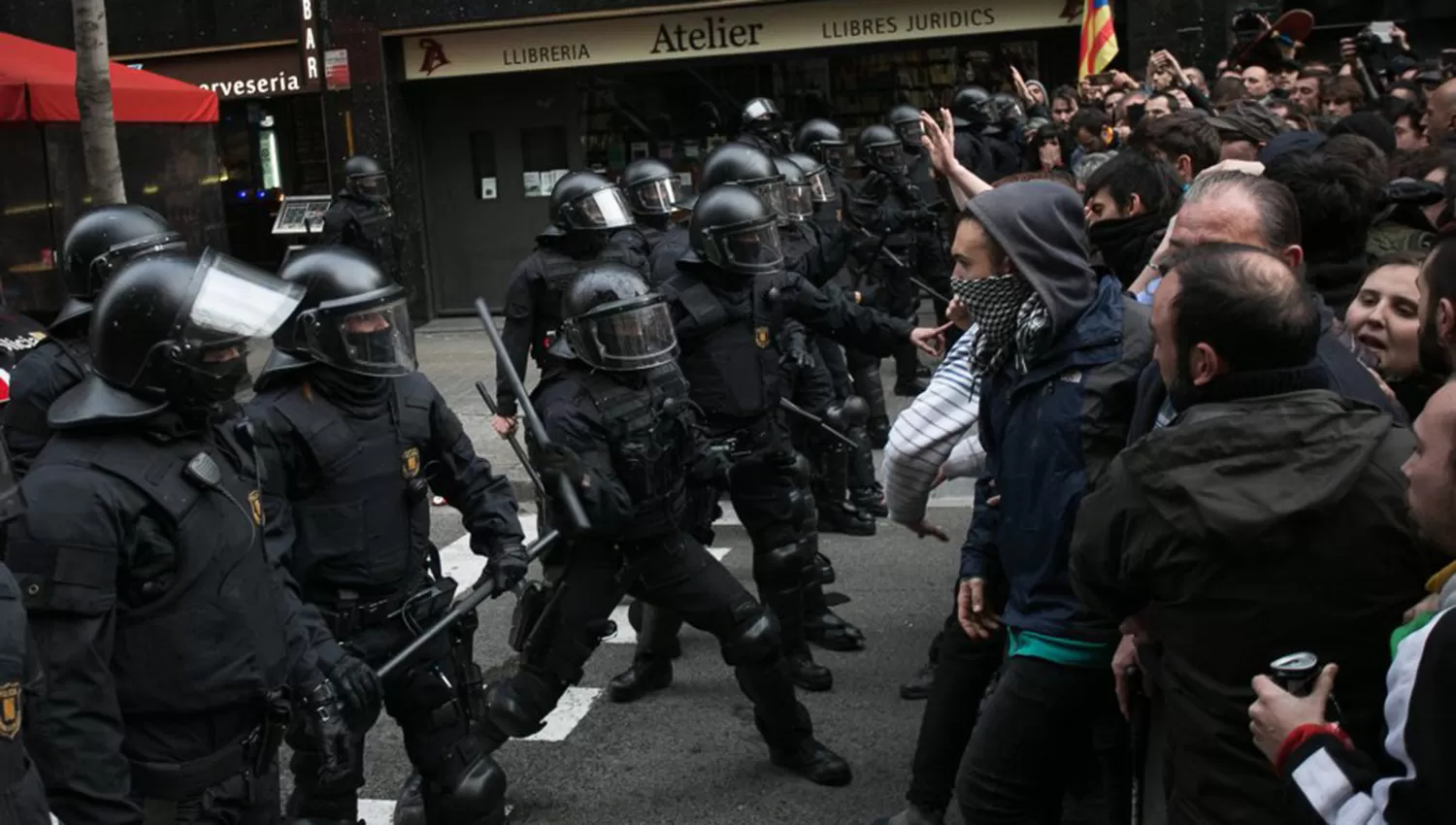 EN BARCELONA. Policías se enfrentaron con manifestantes que protestaron contra la detención de Puigdemont. FOTO TOMADA DE ELPAIS.COM