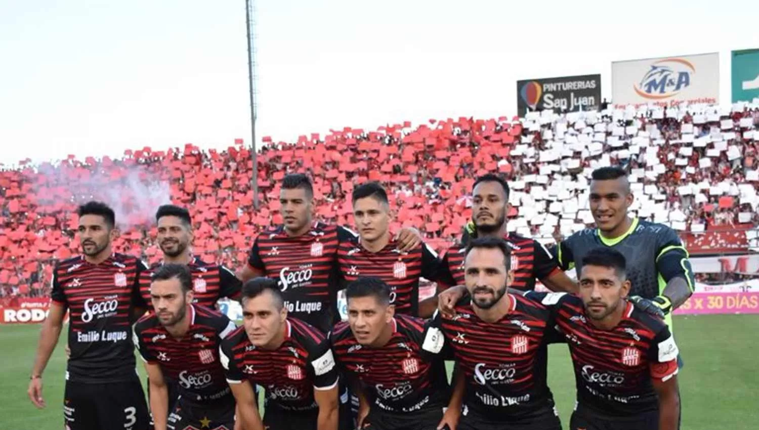 DAN PELEA. Los Santos se mantienen entre los 10 primeros de la B Nacional. (@CASMOficial)