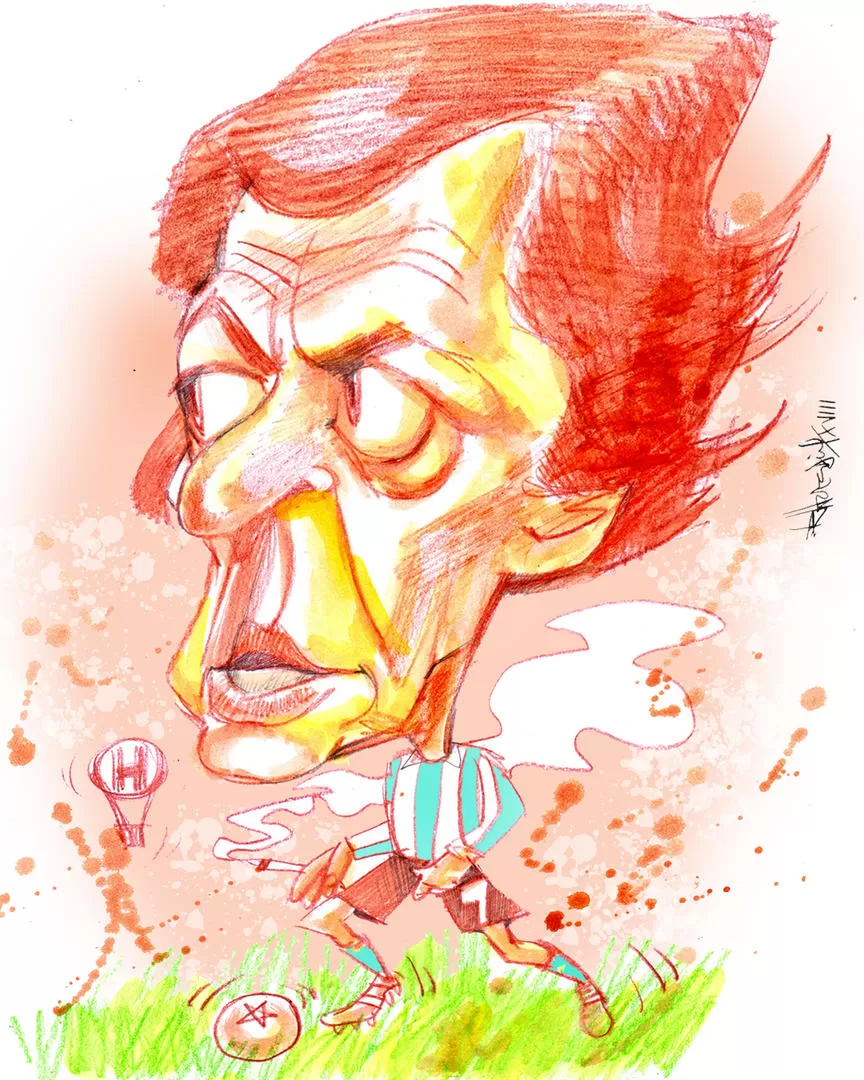 EN 1974. El gol que le marcó a Atlético, con Ruiz vencido; y rodeado por Babington y Brindisi, posando para LA GACETA. 