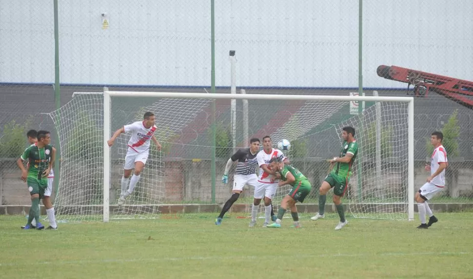 UNA CONSTANTE. Bárzola, de Guaraní Antonio Franco, depeja la pelota ante la presencia de Juan José Morales. San Jorge llegó en varias ocasiones al arco de Sosa. la gaceta / foto de Antonio Ferroni