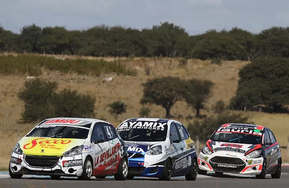 AL ATAQUE. Pablo Ortega avanza en la pista pampeana con el Peugeot 208. foto de  Darío Gallardo