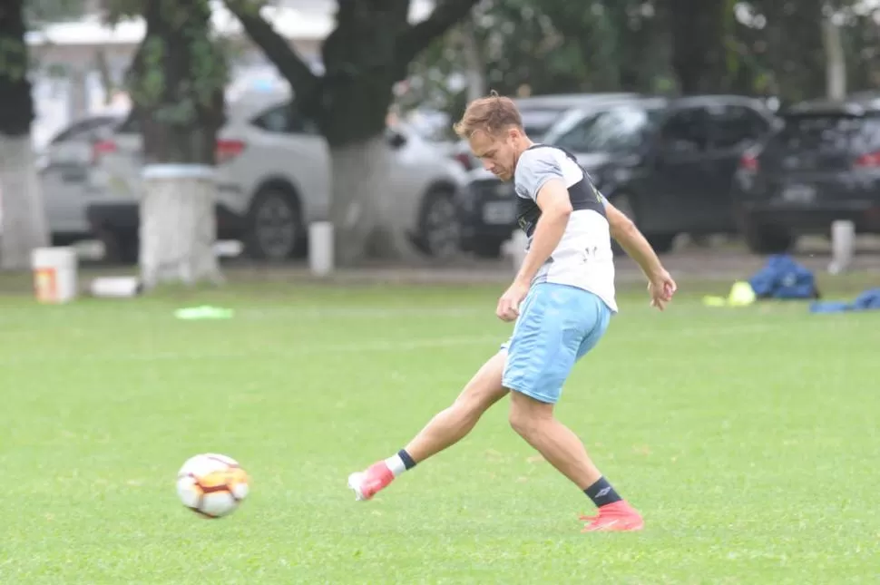 CONCENTRADO. Leyes, al igual que el resto de sus compañeros del plantel superior, despidió la semana de trabajo con sesiones de fútbol táctico en el complejo de Ojo de Agua. El parate les vino bien, confesó la gaceta / foto de franco vera