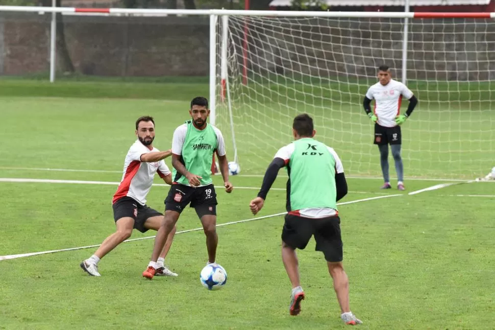 CORRIENDO HACIA EL OBJETIVO. El plantel “santo” sabe que de lo que pueda producir en los próximos encuentros, dependen sus chances de lograr cosas importantes. LA GACETA / FOTO DE Analía Jaramillo 