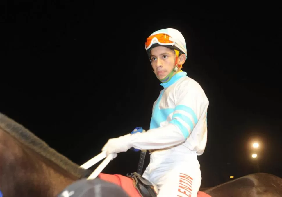 EN ASCENSO. El jinete José Vizcarra montará por primera vez al potrillo Mak Pato. LA GACETA / FOTO DE Antonio Ferroni (ARCHIVO)