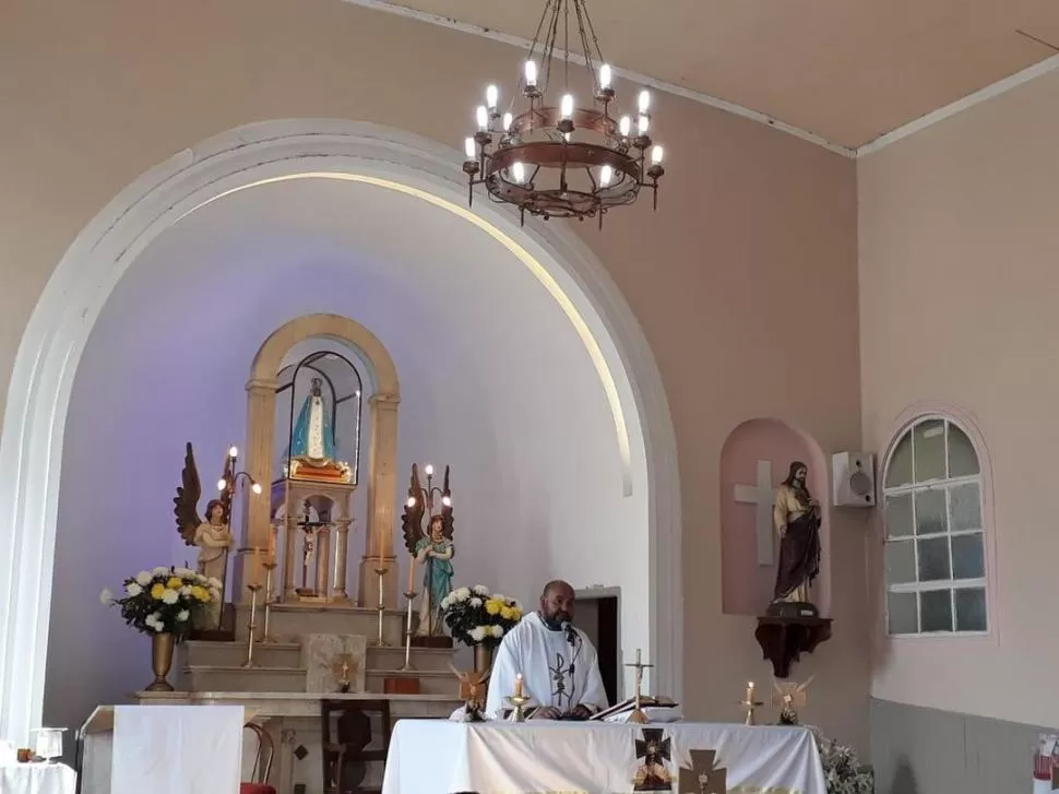 NUEVO PÁRROCO. El padre Javier Paz celebra la misa en la parroquia de Nuestra Señora del Valle, en La Florida, ubicada al Este de la capital. Gentileza Padre Javier