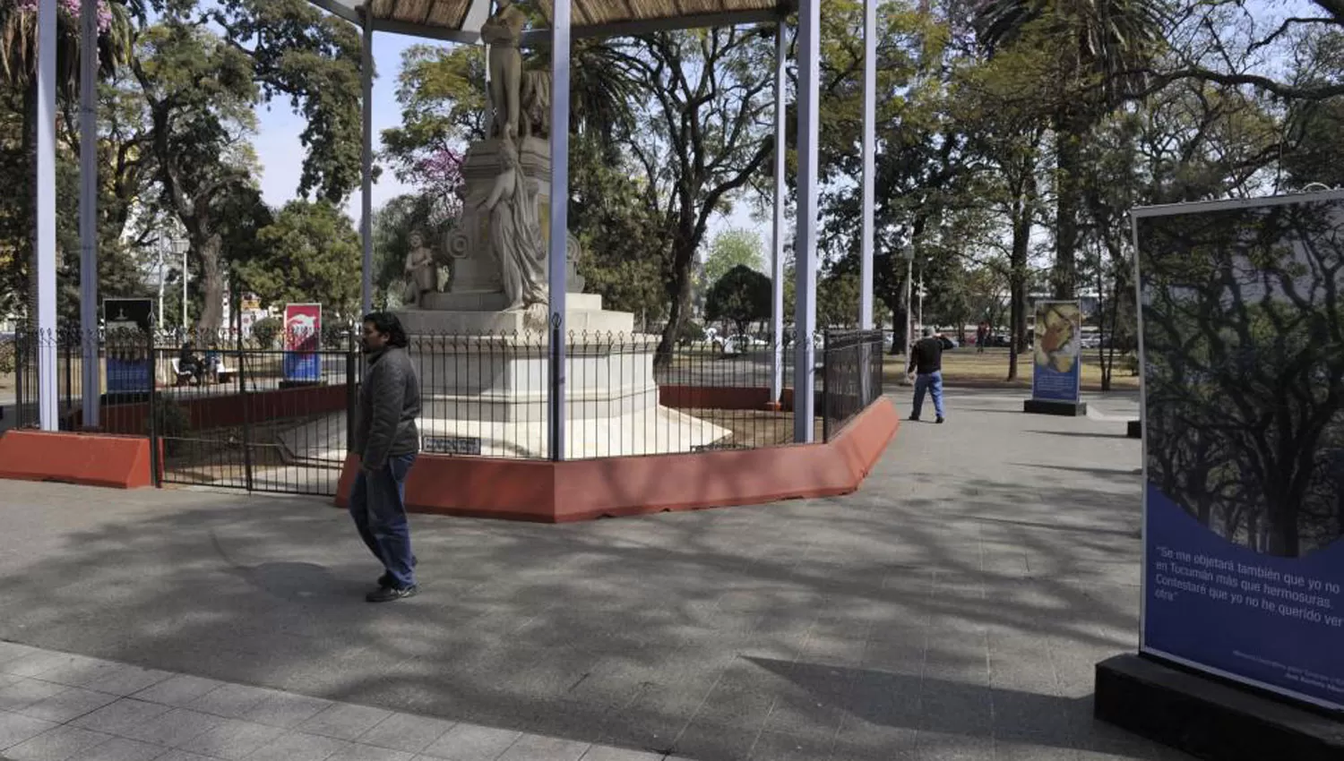 PLAZA ALBERDI. Acá fueron detenidos los sospechosos. ARCHIVO