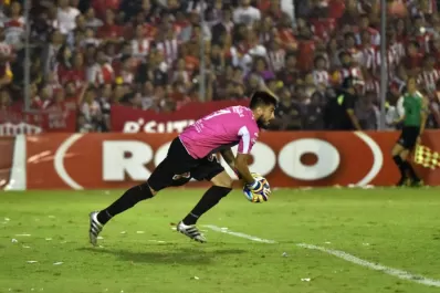 Hoyos, la figura de la cancha, fue el encargado de negarle al “Santo” la chance de dar el salto