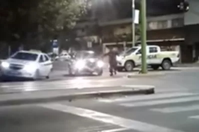 Video: vehículos de la Policía persiguieron a los tiros a un taxista en la Esquina Norte