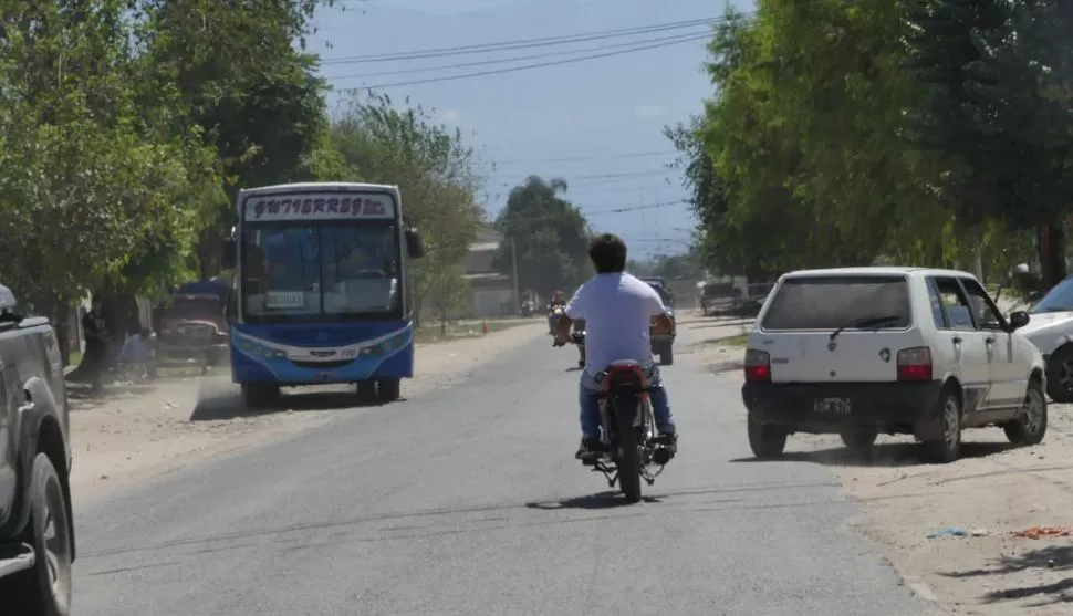 LA ZONA EXCLUIDA. El tramo que no será repavimentado en esta ocasión incluye a populosas barriadas. la gaceta / fotos de Osvaldo Ripoll