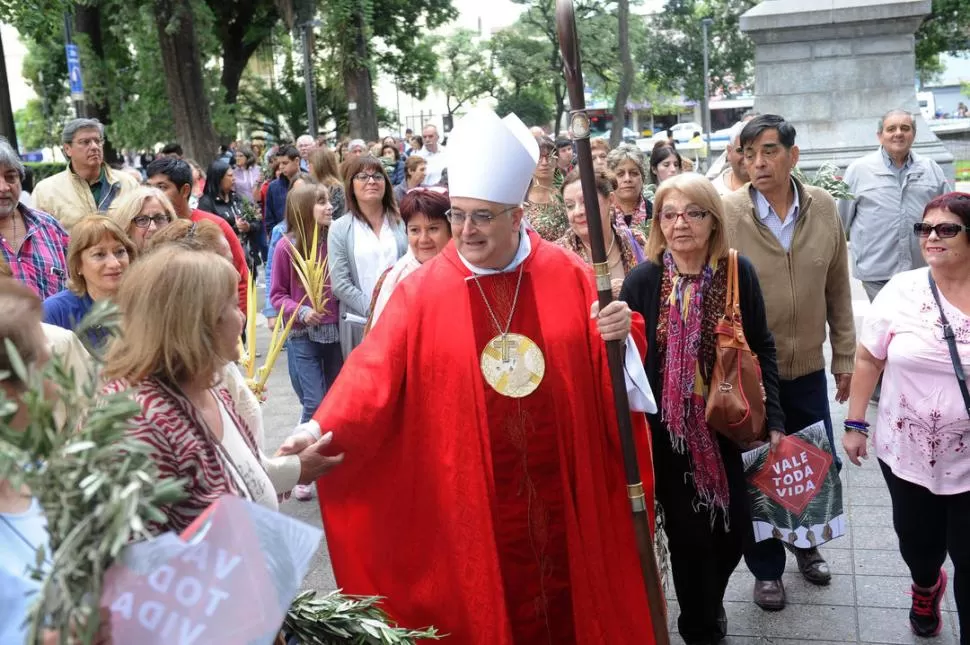 LA BENDICION.  Los fieles levantan los ramos y los carteles por la vida. la gaceta / fotos de héctor peralta