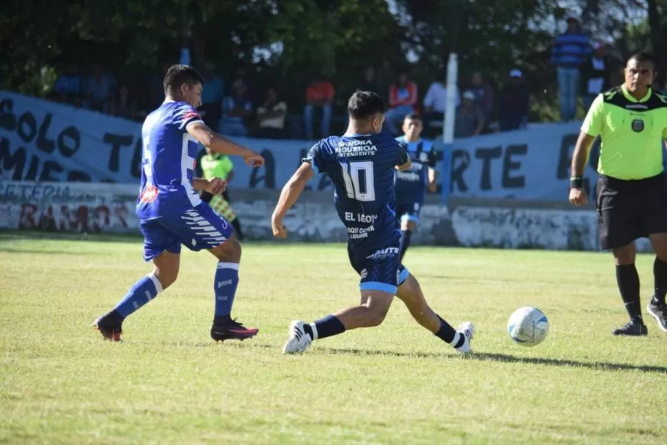 PROTAGONISTA. Carlos Juárez (10), de Marapa, trata de eludir la marca de Pablo Castro, autor del gol de Boulevard Norte.  gentileza marcador puntogool