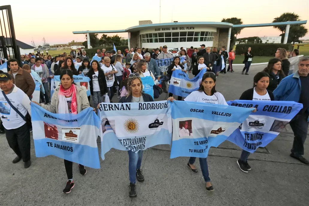 Familiares de los tripulantes reclamaron en el Congreso. FOTO TOMADA DE LANACION.COM.AR