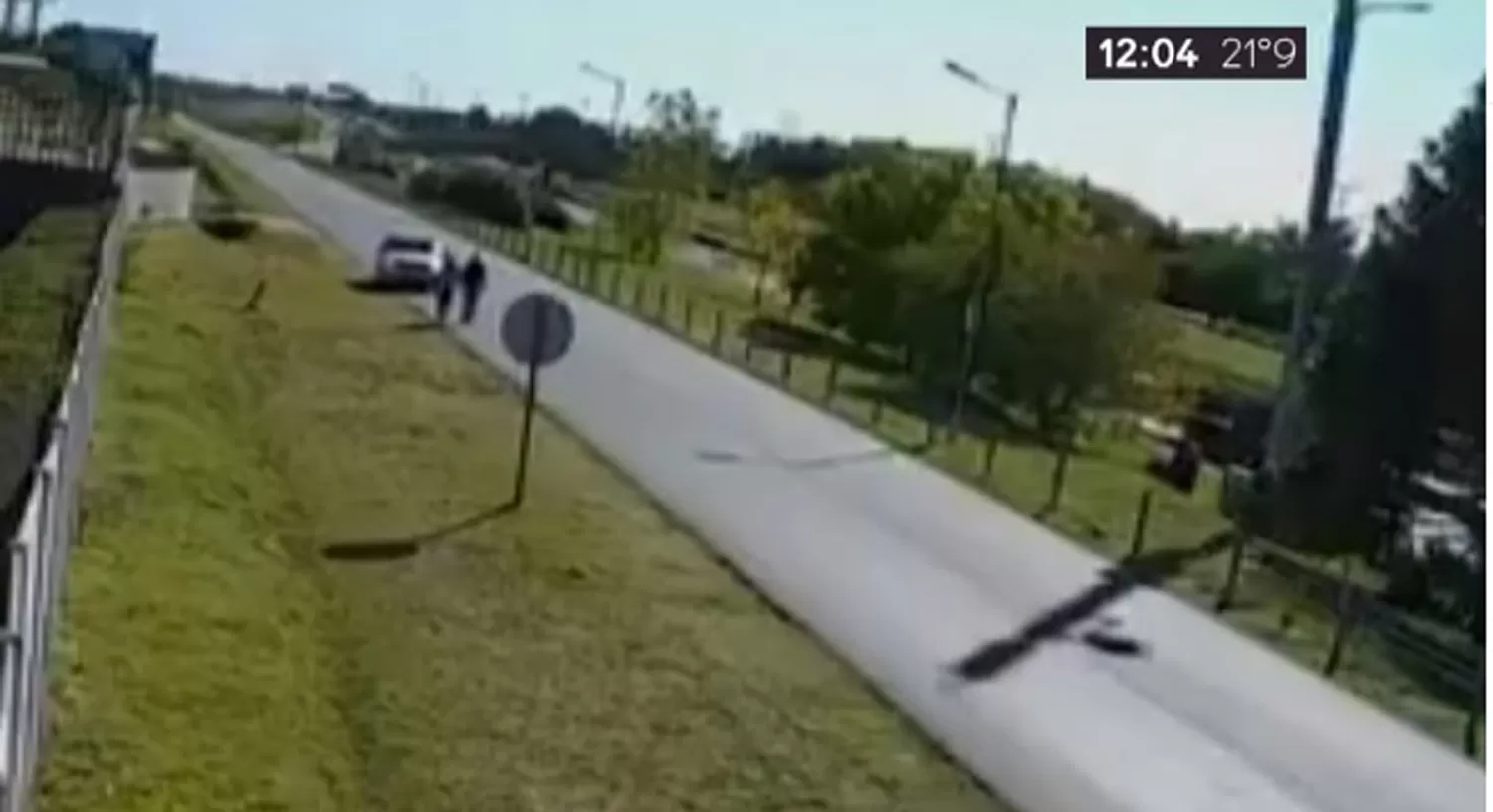 TRAGEDIA. Una pareja de ancianos fue atropellada en una autopista de la Provincia de Buenos Aires. FOTO CAPTURA DE VIDEO.