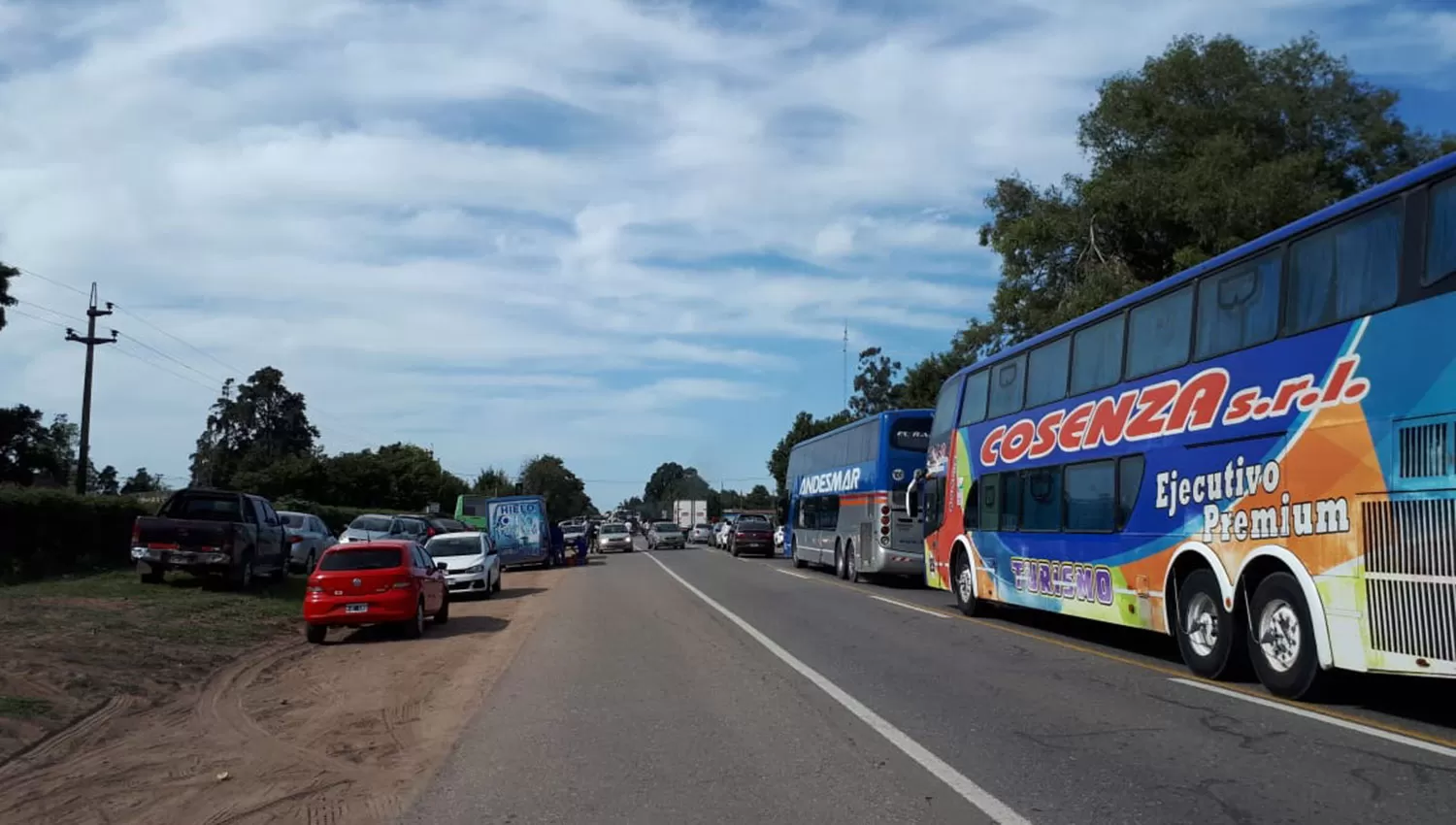 Cientos de vehículos se vieron afectados por el corte en la ruta 38. FOTO ENVIADA A TRAVÉS DE WHATSAPP