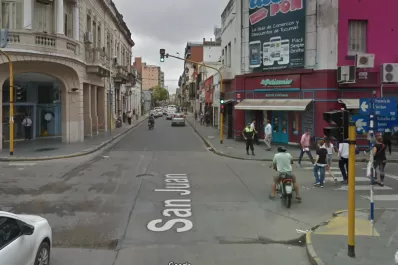 Motochorros apuñalaron a un joven en pleno centro